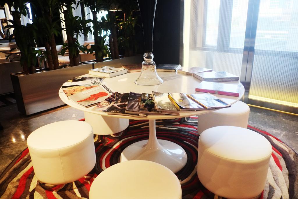 Отель The Mira Гонконг Экстерьер фото A table and stools in a lounge at Beijing Capital International Airport