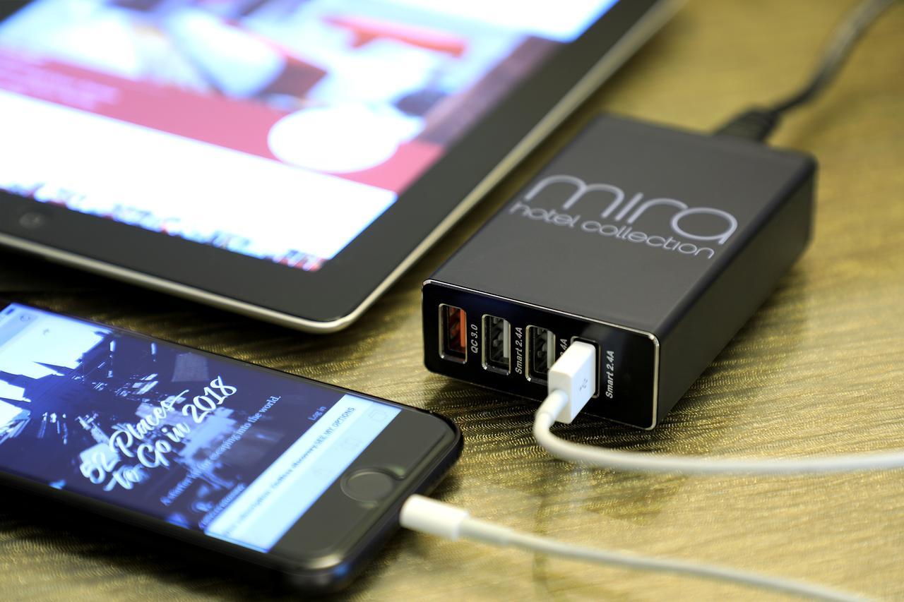 Отель The Mira Гонконг Экстерьер фото A USB charger