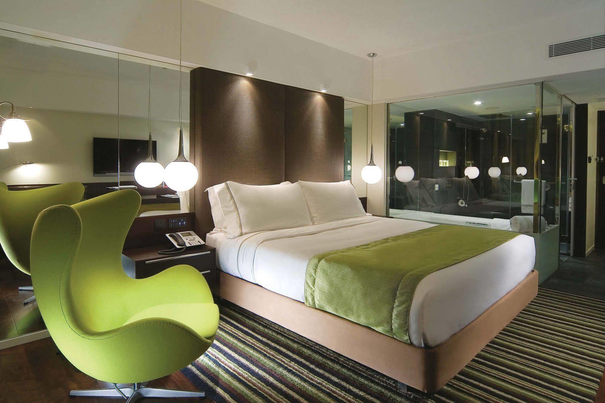 Отель The Mira Гонконг Номер фото A room at the hotel