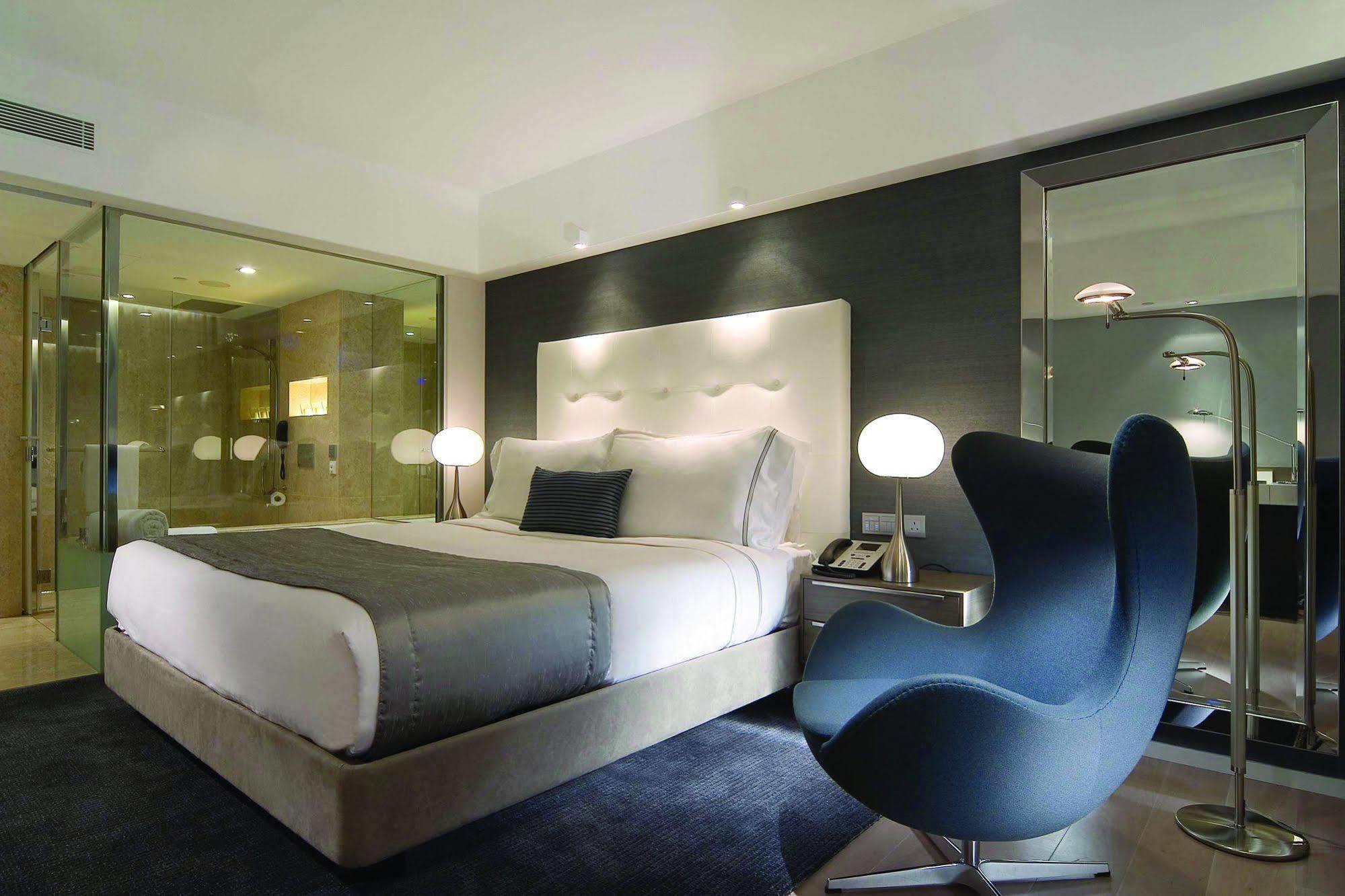 Отель The Mira Гонконг Номер фото A room at the hotel